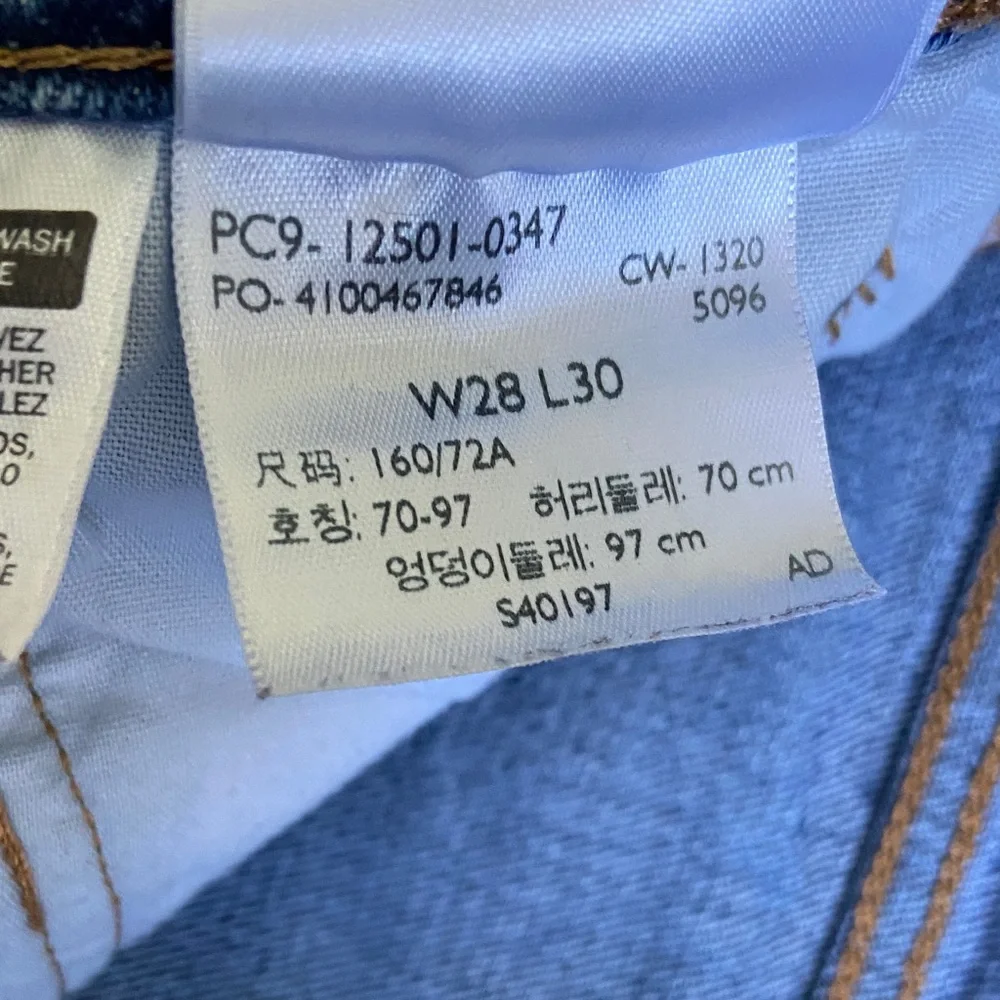 Levi's 501 Women's Light and Dark Blue Straight Leg Jeans Two Pairs Size 28x30. - Picture 6 of 10